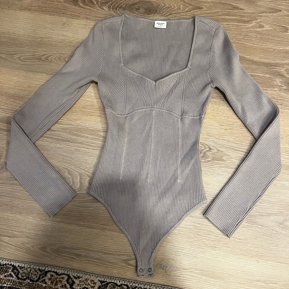 Abercrombie - Ribbed Sweetheart Neck bodysuit - S